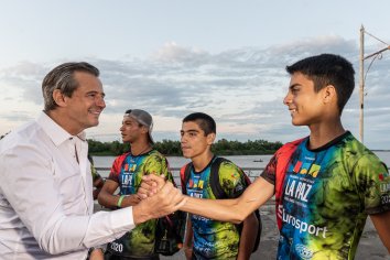 Bahl reconoció a jóvenes paranaenses que participaron del triatlón de La Paz