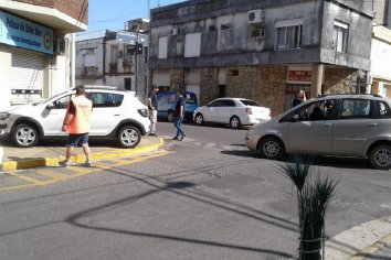 Un automóvil chocó y terminó arriba de la vereda.