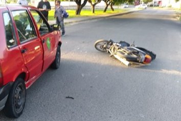 Motociclista herido tras chocar contra remis, no quiso ser trasladado en la ambulancia