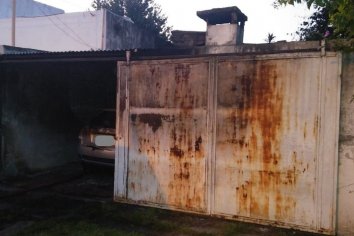 Se le incendió la cochera con dos autos mientras dormian