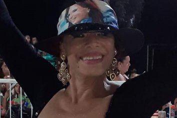 La echaron del corsódromo por ponerse un sombrero con la foto de Cristina