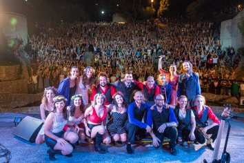 Una multitud disfrutó de música tropical en el Anfiteatro