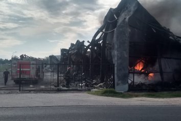 Sigue apareciendo fuego en los depósitos de la librería incendiada