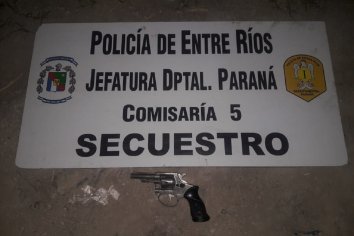 Motociclista al ver la policía arrojó un revolver