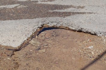 Vecinos piden solución para un caño roto que hace ocho años genera problemas