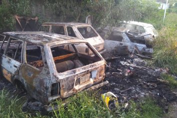 Incendiaron cuatro automóviles autos que se encontraban en desuso
