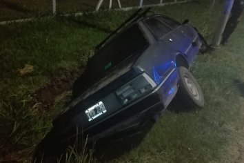 Un auto cayó en un zanjón