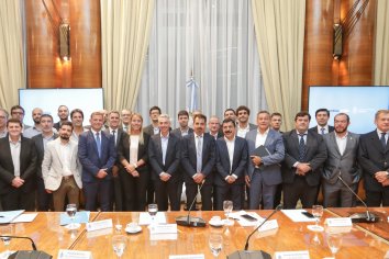 La provincia firmó convenios de transporte con seis municipios