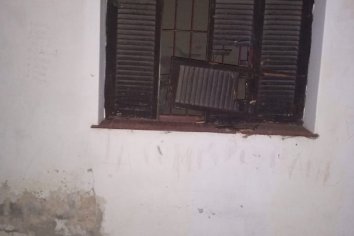 Detuvieron a un hombre mientras dañaba la ventana de una vivienda