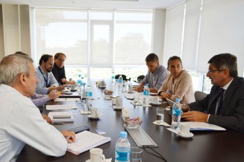 El gobierno gestiona nuevos acuerdos con Arsat para completar el tendido de fibra óptica y de TDA