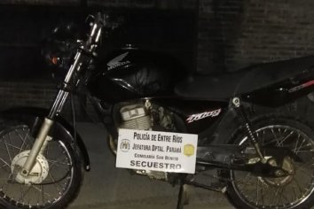 Hallaron oculta entre la maleza una moto robada