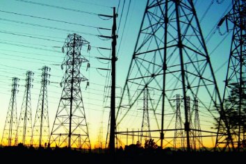 El Gobierno pesificará y recortará el pago a generadoras de electricidad