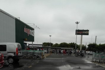 Ante posible cuarentena se registran largas colas y esperas en supermercados de Paraná