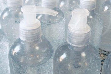 La provincia acordó con un laboratorio local la provisión de alcohol en gel