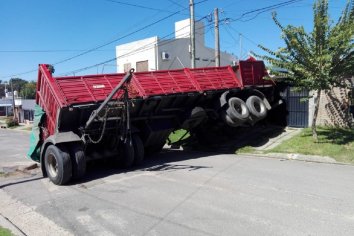 Desenganchó el acoplado para descargar harina pero termino chocando contra una vivienda
