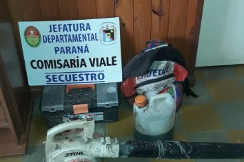 Robaron elementos de la parte trasera de una camioneta
