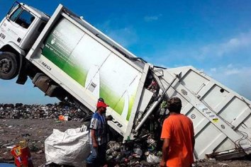 Un hombre murió aplastado por un camión de residuos