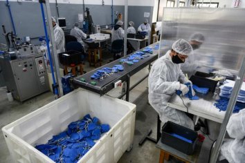 Fernández visitó la única empresa que produce barbijos para el personal de salud