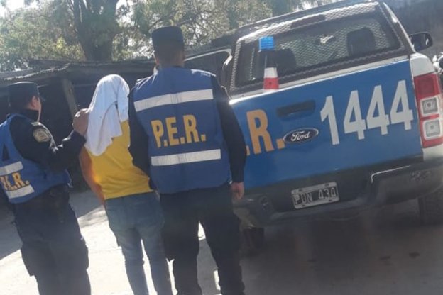 Caminaba con actitud sospechosa y pesaba el pedido de captura sobre él