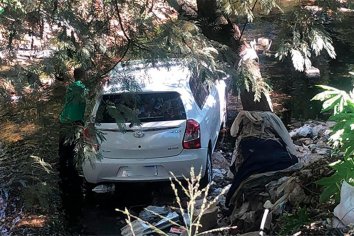 Un auto cayó al Arroyo Colorado