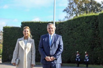 Alberto Fernández encabezó el izamiento de la bandera Argentina en la Residencia de Olivos