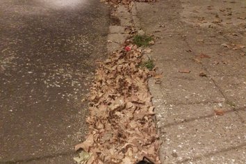 Motociclista perdió el control e impactó contra una columna de alumbrado