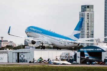 Aerolíneas Argentinas suspenderá a cerca de 7000 empleados por la prohibición de vuelos en cuarentena
