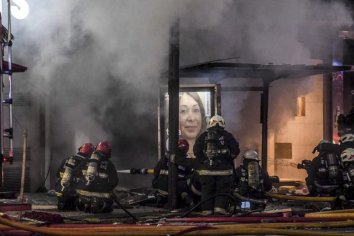 Dos bomberos muertos por las explosiones e incendio en un edificio de Villa Crespo