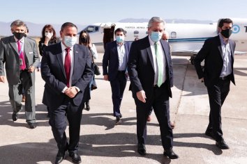 El Presidente suspendió su viaje y aislaron a Arroyo tras el positivo de Insaurralde