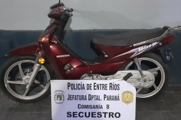 Dos jóvenes se llevaban una moto a la rastra