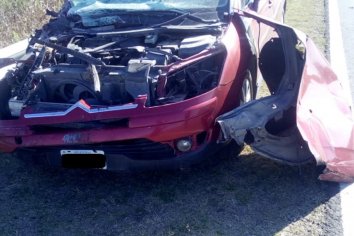 Un automóvil chocó fuertemente de atrás contra un camión