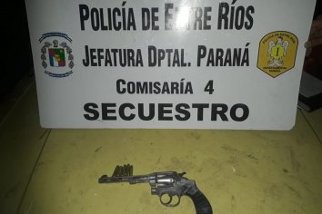 Tres jovenes ocultaron un arma bajo un auto, dos de ellos fueron aprehendidos