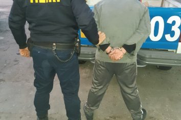 Rompió el vidrio de una ventana para robar pero fue interceptado por la policía