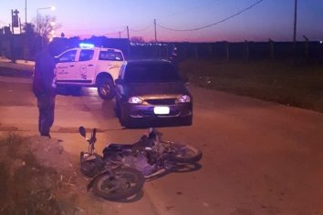 Un auto chocó a una moto que esperaba en el semáforo