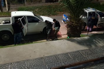 Le robaron la moto a una vecina y al momento de ser aprehendidos, la mamá de uno intentó defenderlos