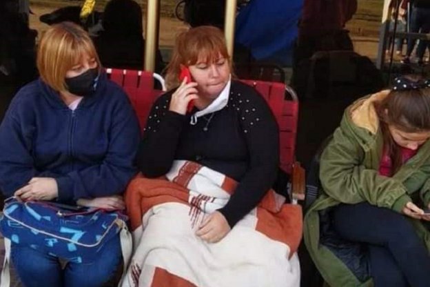 Trabajadores municipales se encadenaron en el frente de la Municipalidad
