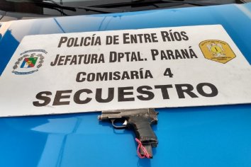 Un joven detenido en una discusión con amenazas