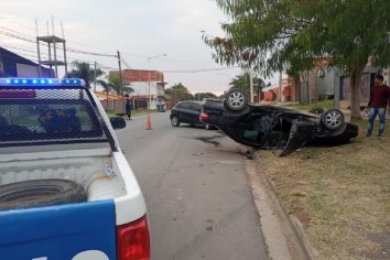 Espectacular choque y vuelco