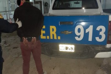 Un sujeto ingresó a una vivienda y amenazó a su propietario con un arma