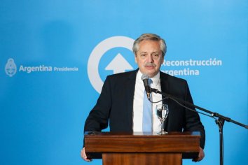 El Presidente recorrió obras y una fábrica textil y encabezó la firma de convenios