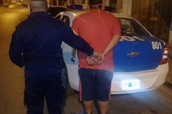 La policía sorprendió a un hombre dañando y robando en vehículos estacionados