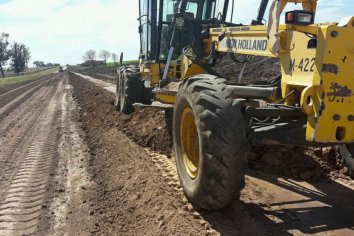 Vialidad trabaja en la reconstrucción de caminos del departamento Victoria