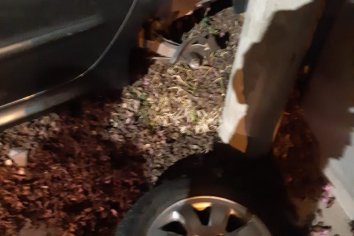 Realizó una mala maniobra, chocó el cordón y perdió una rueda