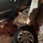 Realizó una mala maniobra, chocó el cordón y perdió una rueda