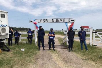 La policía cumple las órdenes emanadas por la justicia en la Estancia Casa Nueva