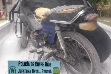 Robaron una moto pero la policía la halló oculta en las malezas