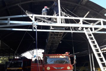 Malviviente cayó del techo en el predio de Bomberos Voluntarios