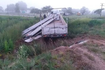 Un camión cayó a la alcantarilla tras despistar