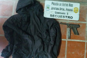 Secuestrarpn un arma y una campera relacionados a un hurto