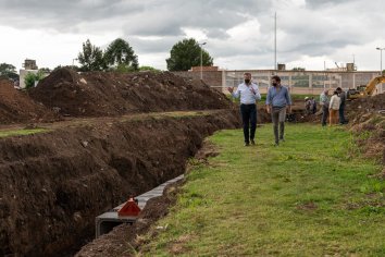 Bahl recorrió obras de desagües pluviales en barrio Paraná XIV